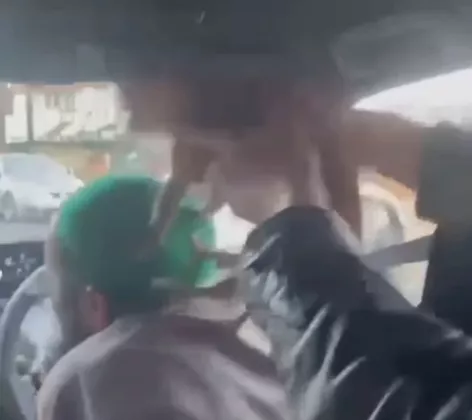 Viral Aksi Penumpang Prank Sopir Taksi Muslim Pakai Anjing di Inggris, Bikin Geram Warganet