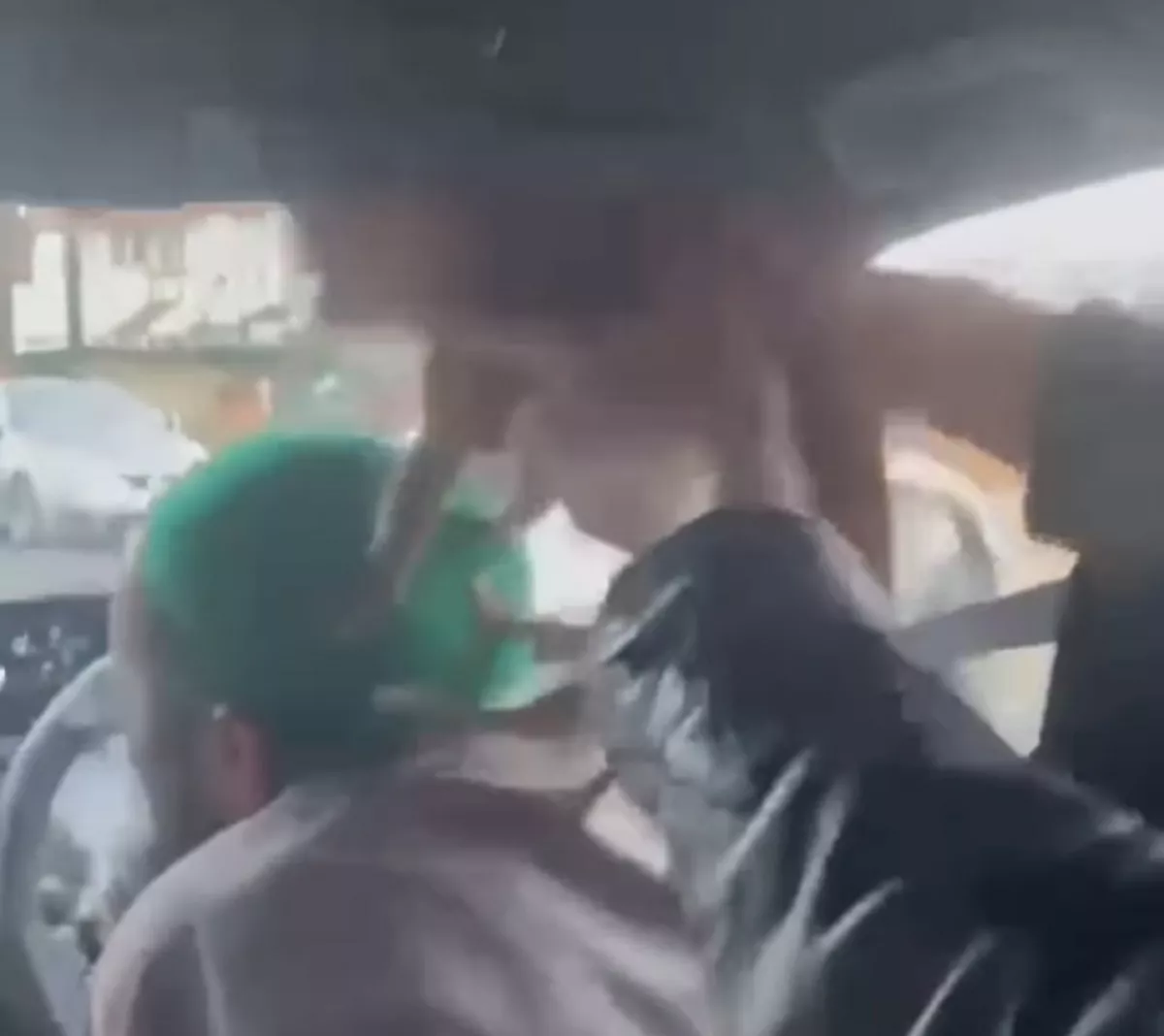 Viral Aksi Penumpang Prank Sopir Taksi Muslim Pakai Anjing di Inggris, Bikin Geram Warganet