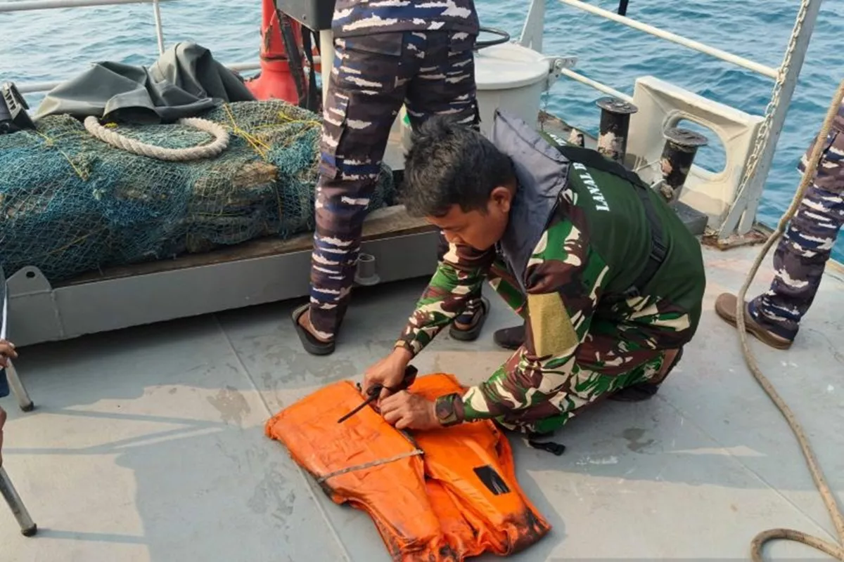 Pencarian Jurnalis Hilang di Selat Sunda: Tim SAR Temukan Rompi Pelampung Tanpa Identitas