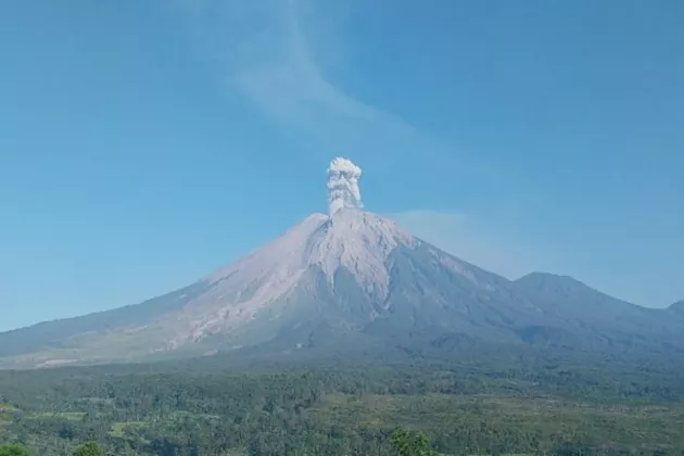 Gunung Semeru 3 Kali Erupsi, Kolom Abu Membubung hingga 1.000 Meter!