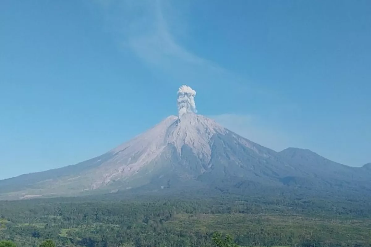 Gunung Semeru 3 Kali Erupsi, Kolom Abu Membubung hingga 1.000 Meter!
