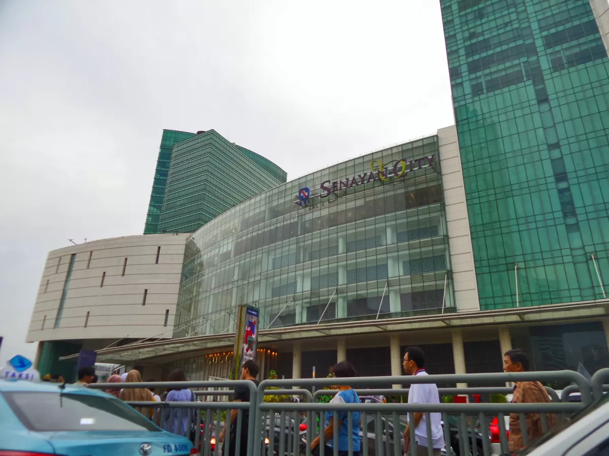 Kronologi Wanita Ditendang Pria Tak Dikenal Saat Antre Makanan di Senayan City