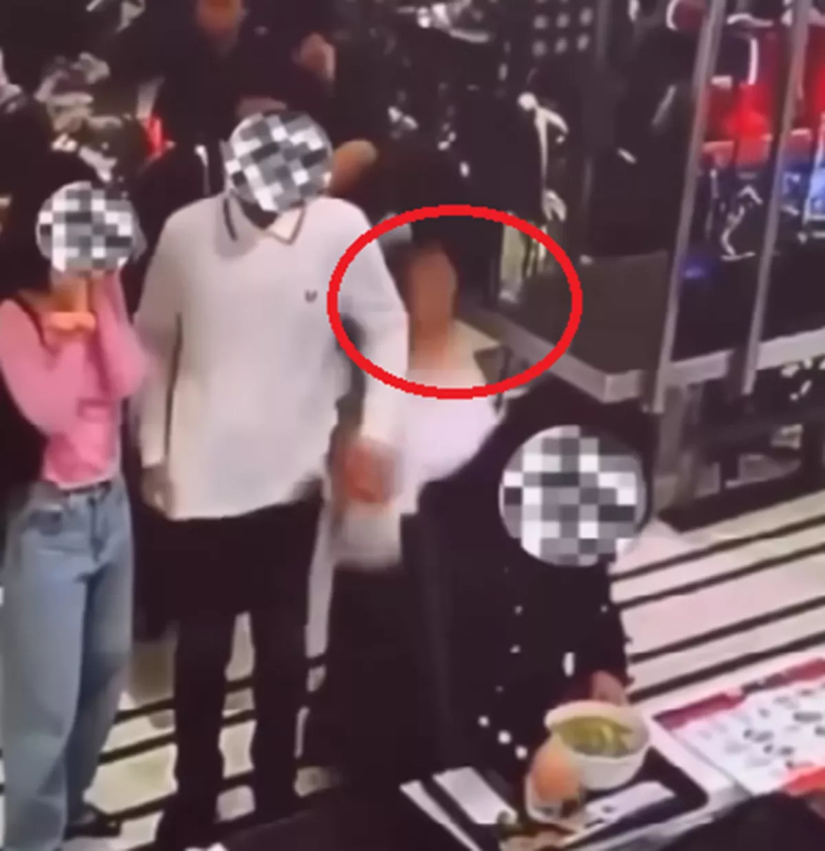 Viral Pengunjung Wanita Ditendang Pria Misterius di Food Court Senayan City