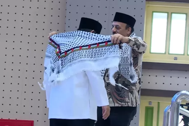 Gontor Bergemuruh! Prabowo Pekik “Free Palestine”, Dubes Palestina Beri Kefiyyeh