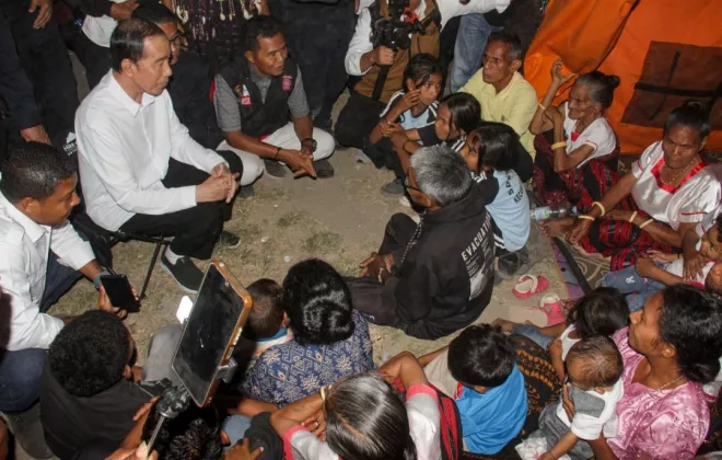 Jokowi Bilang Tak Bisa Berbuat Banyak Saat Pengungsi Keluhkan Air Bersih, Netizen: Ngapain Lu Dateng, Mau Politisasi Korban Bencana?
