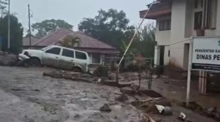 Banjir Bandang Rendam Perkantoran Bupati Solok, Peralatan Kantor Terbawa Arus