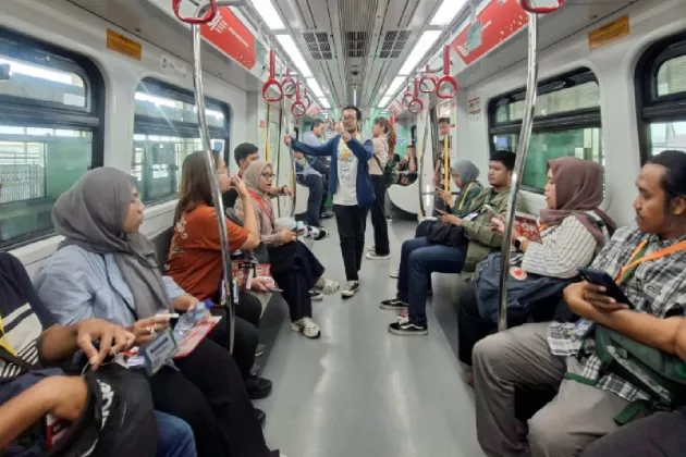 Naik LRT Cuma Rp8, Warga Jakarta Langsung Desak-desakan!