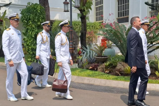 KRI Sriwijaya Jadi Kapal Induk Pertama Indonesia, Prabowo Terima AL Italia