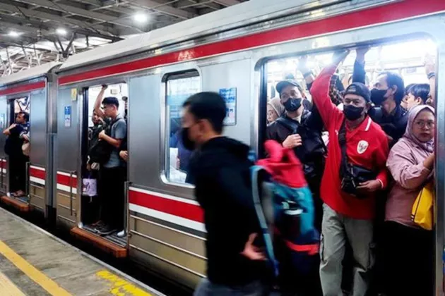 Penumpang KRL Jabodetabek Makin Padat dan Berjubel, DPR Dorong Penambahan Armada