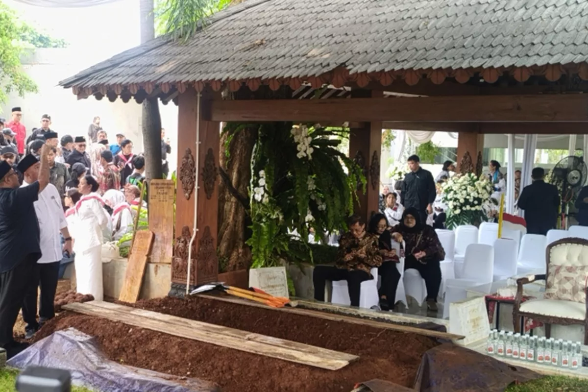 Rano Karno-Hasto Hadiri Pemakaman Guruh di Karet Bivak