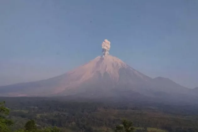 Gunung Semeru Erupsi Lagi, Kolom Abu Membubung 1,3 Kilometer dari Puncak!