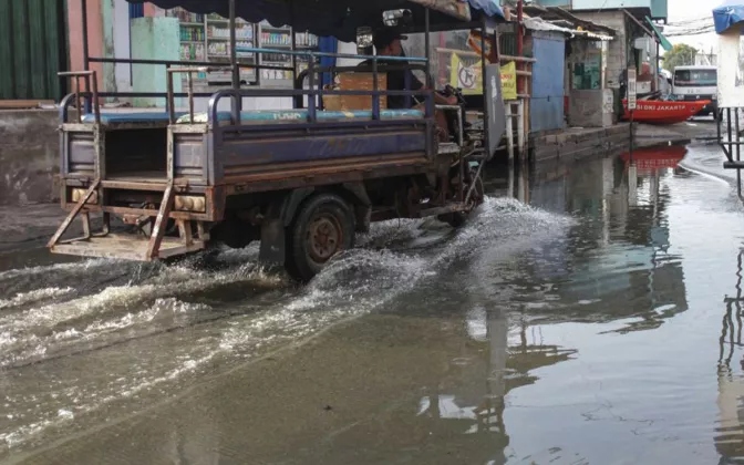 BMKG Peringatkan Gelombang Tinggi hingga 4 Meter dan Banjir Rob Hari Ini