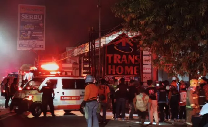 Tragedi Kebakaran Trans Home di Jalan Jogja-Solo: Dua Korban Meninggal Dunia, Polisi Gelar Olah TKP Usut Penyebab Api