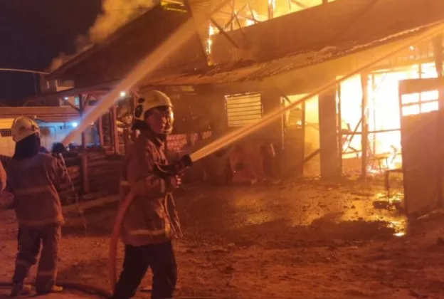 Kebakaran Gudang Kayu dan Bengkel Kapal di Muara Angke, Kerugian Capai Rp1 Miliar