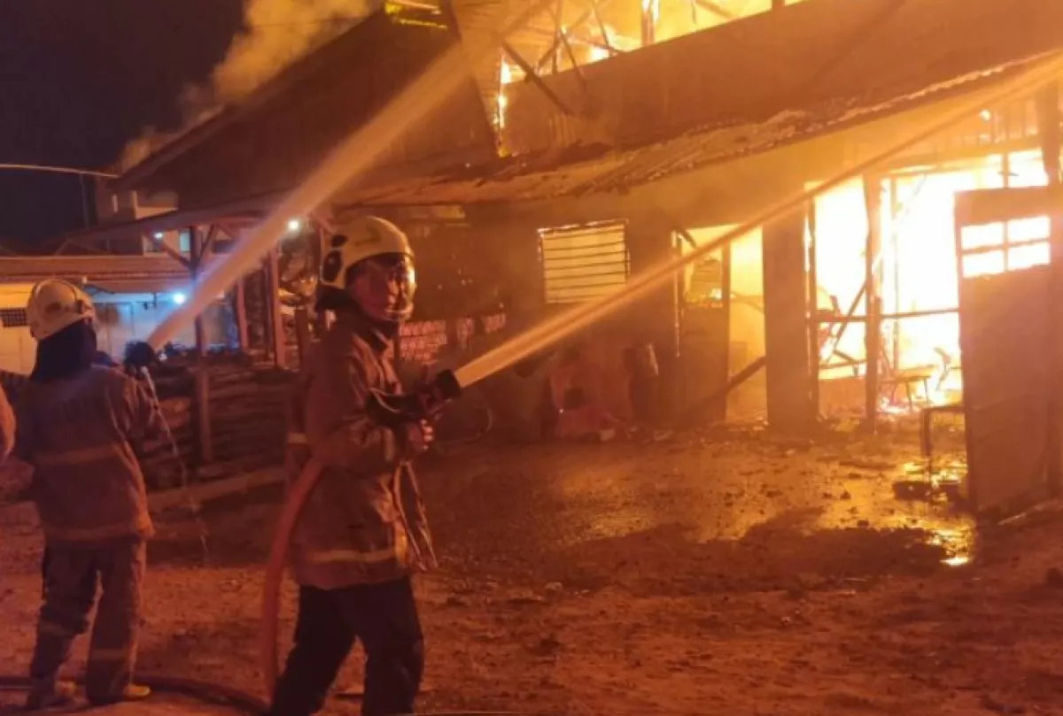 Kebakaran Gudang Kayu dan Bengkel Kapal di Muara Angke, Kerugian Capai Rp1 Miliar