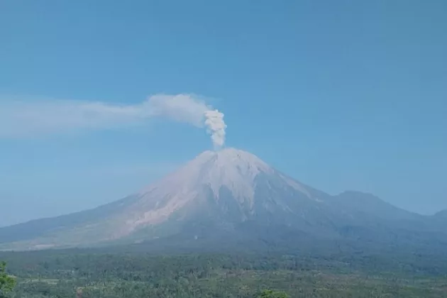 Sejak Malam hingga Pagi, Semeru Tiga Kali Erupsi: Kolom Abu Capai 900 Meter!