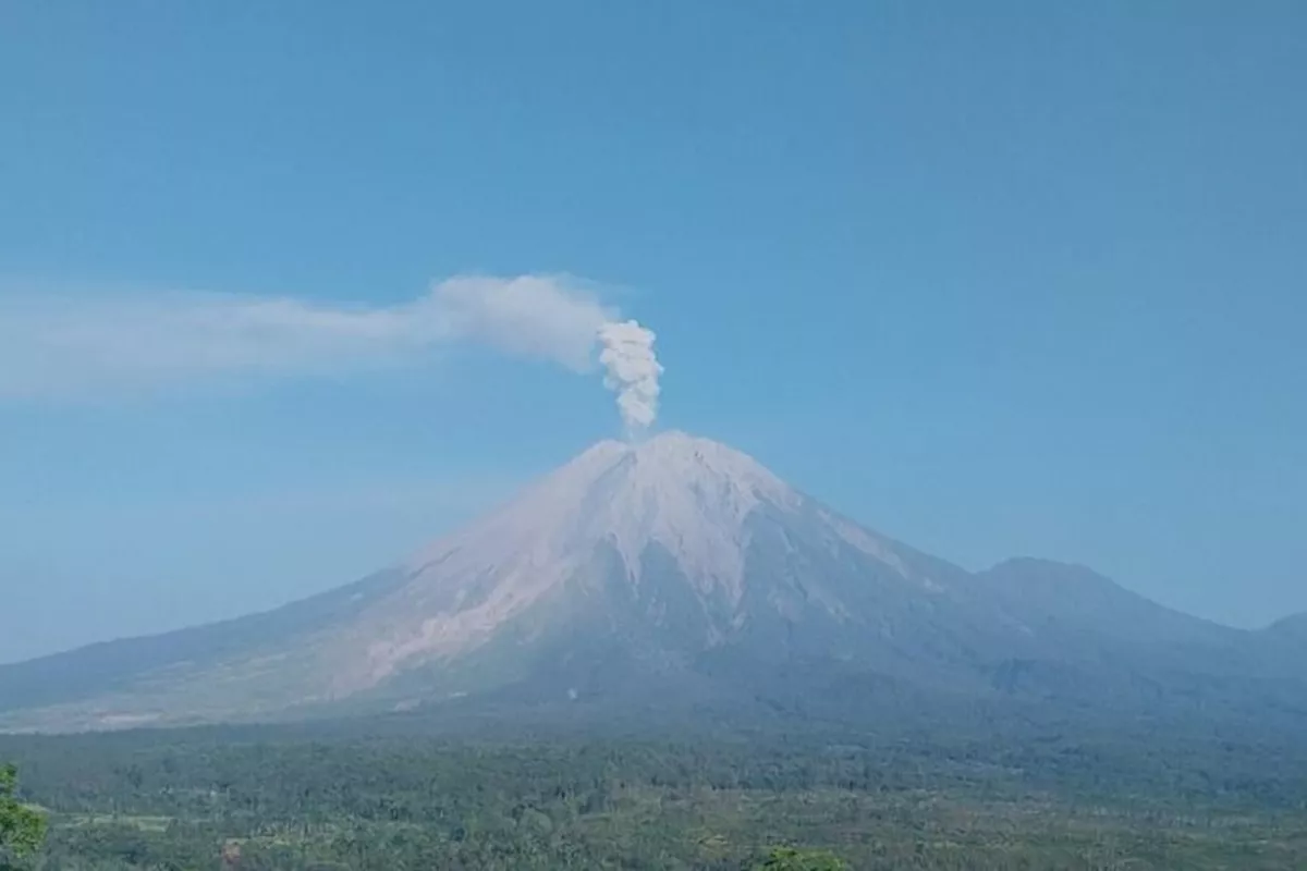 Sejak Malam hingga Pagi, Semeru Tiga Kali Erupsi: Kolom Abu Capai 900 Meter!