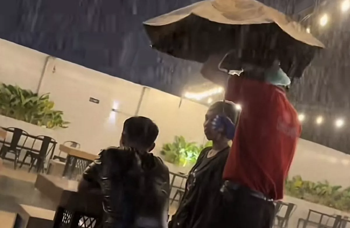 Viral Pria Duduk Hujan-hujanan di Mie Gacoan Medan, Karyawan Turun Tangan Bawakan Payung