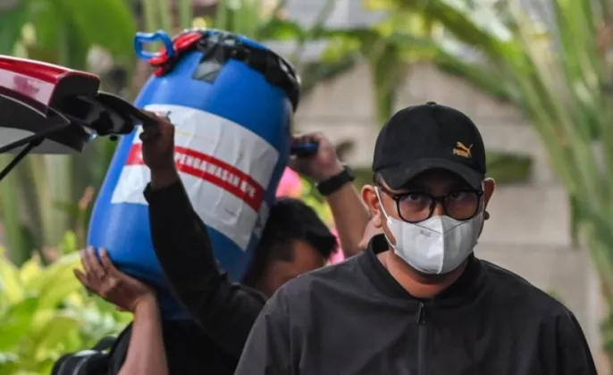 KPK Sita Uang Rp1,9 Miliar Dalam OTT Bupati Klaten, Ada Tong Biru untuk Menampung Duit Haram