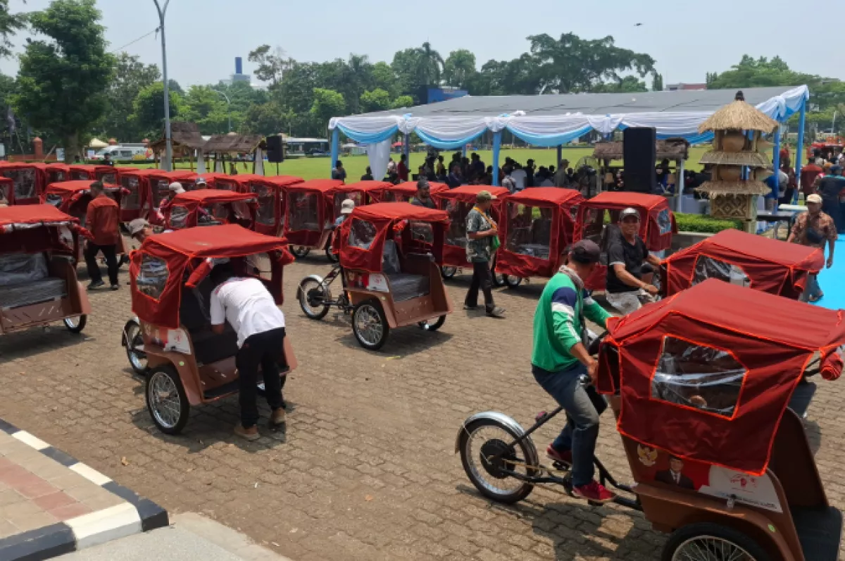 130 Becak Listrik Disalurkan ke Pengayuh Lansia di Kabupaten Bogor