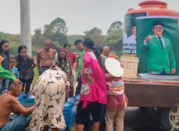 Cak Imin Salurkan 12.000 Liter Air Bersih untuk Korban Karhutla di OKI