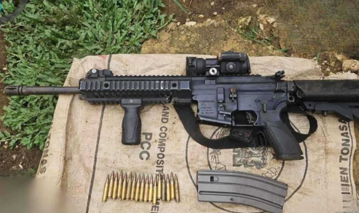 TNI Temukan Senjata Caracal dan 17 Butir Amunisi Milik OPM di Dalam Gua