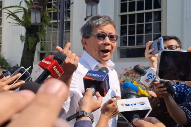 Rocky Gerung Muncul di Sidang Kabinet Perdana, Jawab Pertanyaan Wartawan dengan Finger Heart