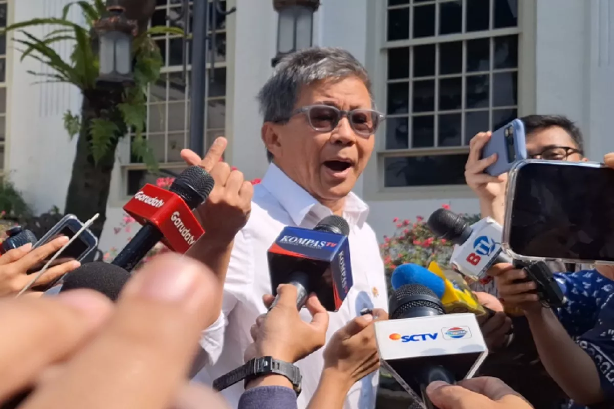 Rocky Gerung Muncul di Sidang Kabinet Perdana, Jawab Pertanyaan Wartawan dengan Finger Heart