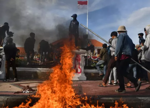 Polisi Amankan 11 Orang Saat Demo Mahasiswa di Surabaya, Sita Tiner hingga Knuckle
