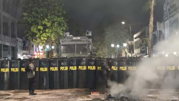 Demo di Malioboro Yogyakarta Berujung Ricuh Malam Hari, Massa Lempari Polisi dengan Batu dan Petasan
