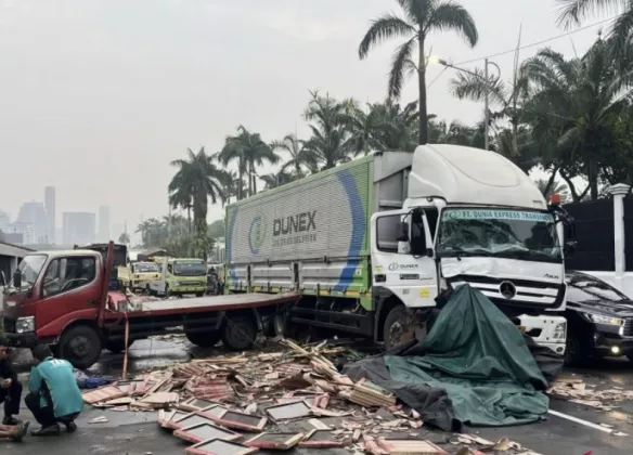 Truk Tronton Tabrak Truk Mogok di Depan Gedung DPR/MPR, Sopir Luka-luka