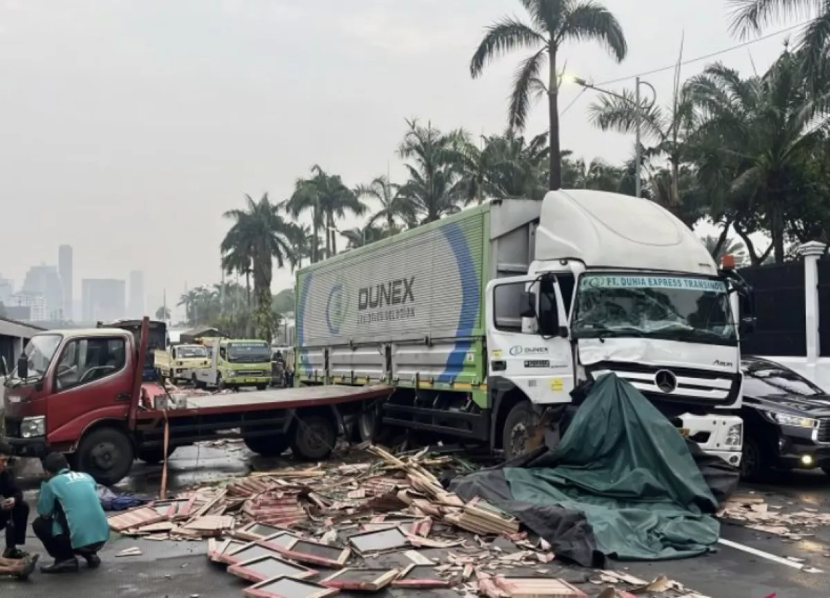 Truk Tronton Tabrak Truk Mogok di Depan Gedung DPR/MPR, Sopir Luka-luka