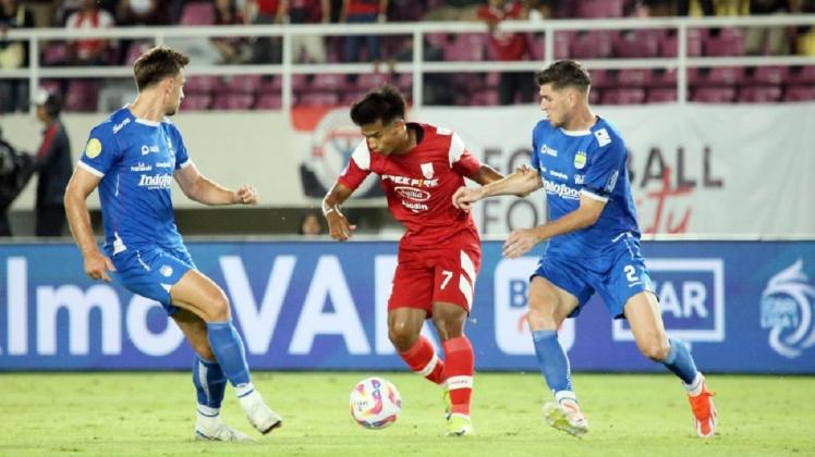 Prediksi Skor Persib Bandung vs Persis Solo: Pangeran Biru Tutup Musim Liga 1 2024-2025 dengan Kemenangan