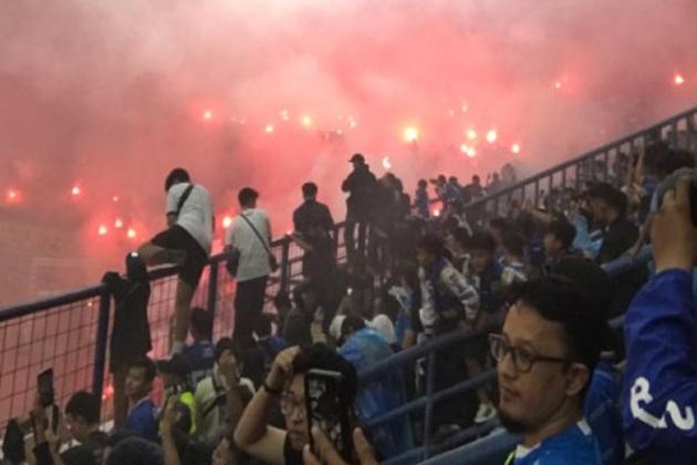 Erick Thohir Bilang Begini Soal Banyak Flare di Stadion GBLA