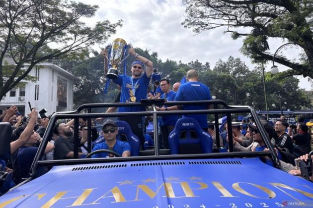 Puluhan Ribu Bobotoh Ramaikan Pawai Perayaan Persib Bandung Juara Liga 1 Indonesia