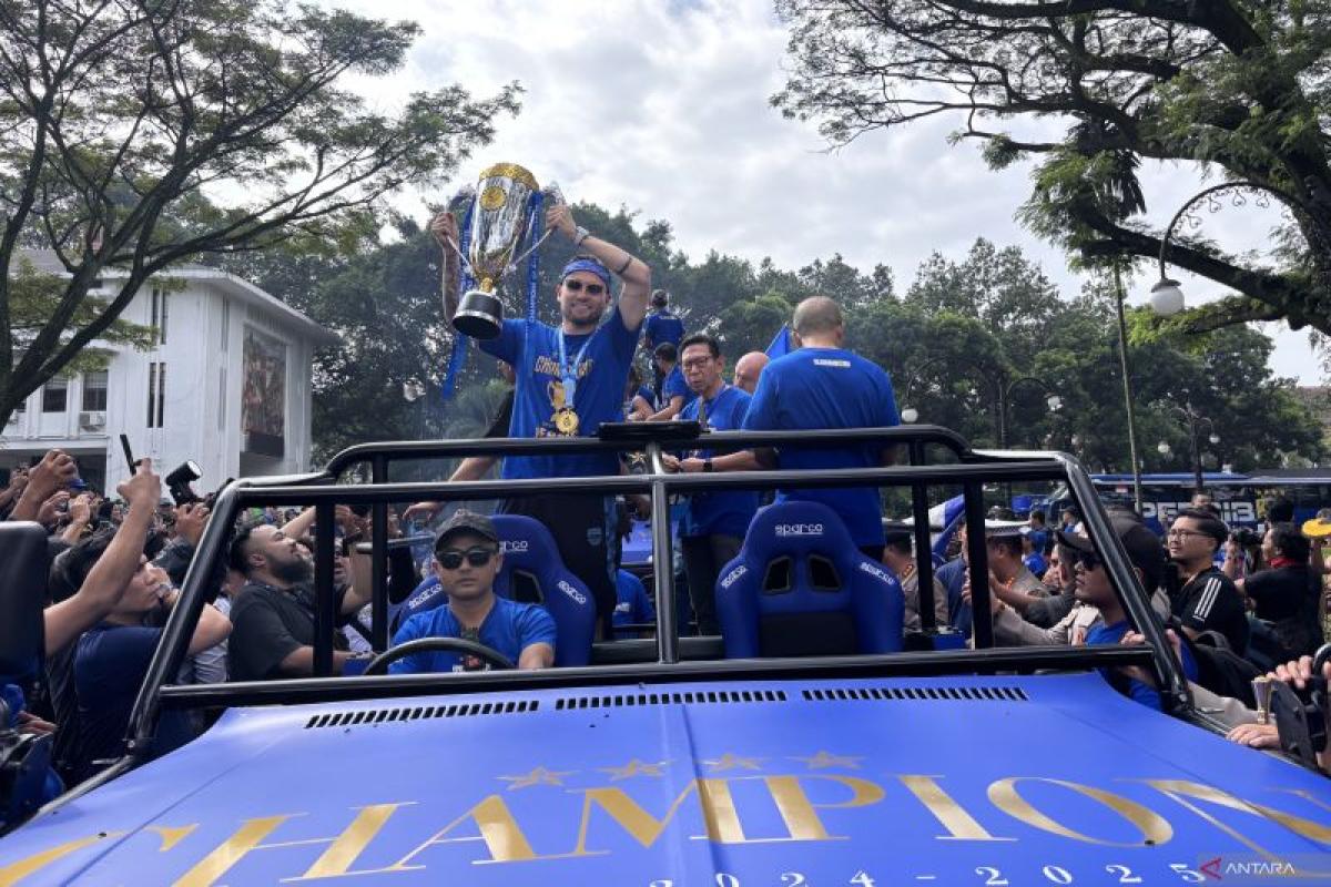 Puluhan Ribu Bobotoh Ramaikan Pawai Perayaan Persib Bandung Juara Liga 1 Indonesia