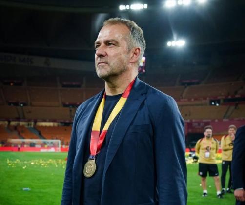 Hansi Flick Dinobatkan sebagai Pelatih Terbaik LaLiga 2024/25 Usai Bawa Barcelona Juara dengan Catatan Fenomenal