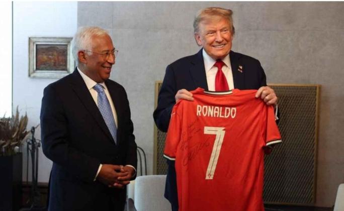 Ronaldo Kirim Jersey ke Donald Trump, Ada Tanda Tangan dan Pesan Damai