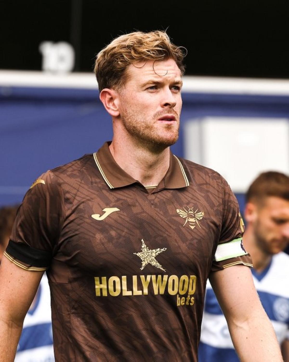 Liverpool Pantau Nathan Collins, Brentford Ogah Lepas Sang Kapten