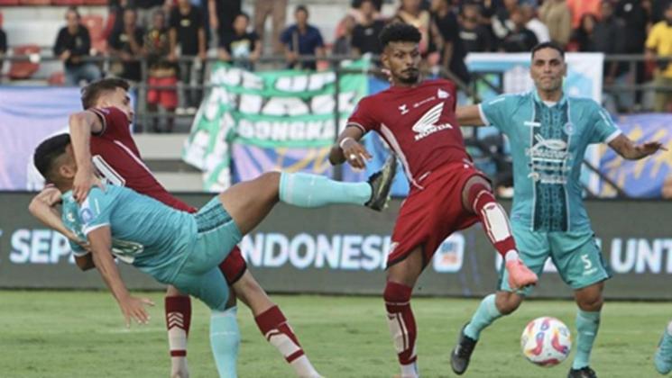 HEAD TO HEAD PSM Makassar vs PSBS Biak: Duel Set Piece Yuran Melawan Mentalitas Fighter Divaldo Alves!