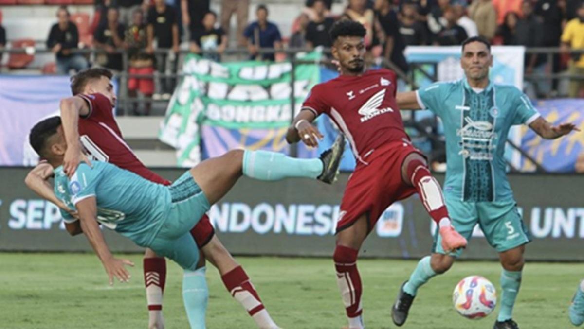 HEAD TO HEAD PSM Makassar vs PSBS Biak: Duel Set Piece Yuran Melawan Mentalitas Fighter Divaldo Alves!