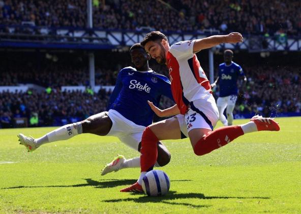 Prediksi Skor Everton vs Arsenal: Ujian Konsistensi Meriam London di Markas Baru The Toffees