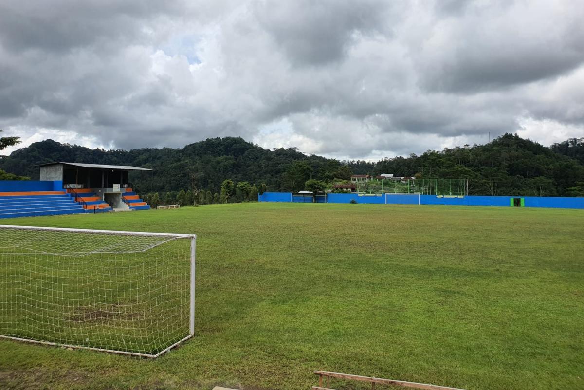 Melihat Stadion Mini Plumbon, Lapangan Sepak Bola Estetik di Kaki Gunung Lawu