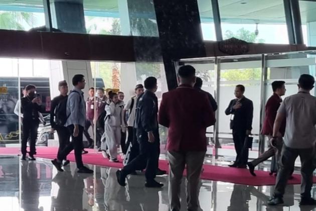 Hindari Wartawan? Jhon Herdman Masuk Jalur VIP saat Tiba di Soetta