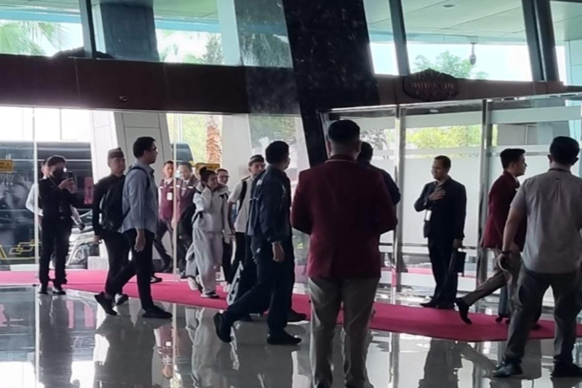 Hindari Wartawan? Jhon Herdman Masuk Jalur VIP saat Tiba di Soetta