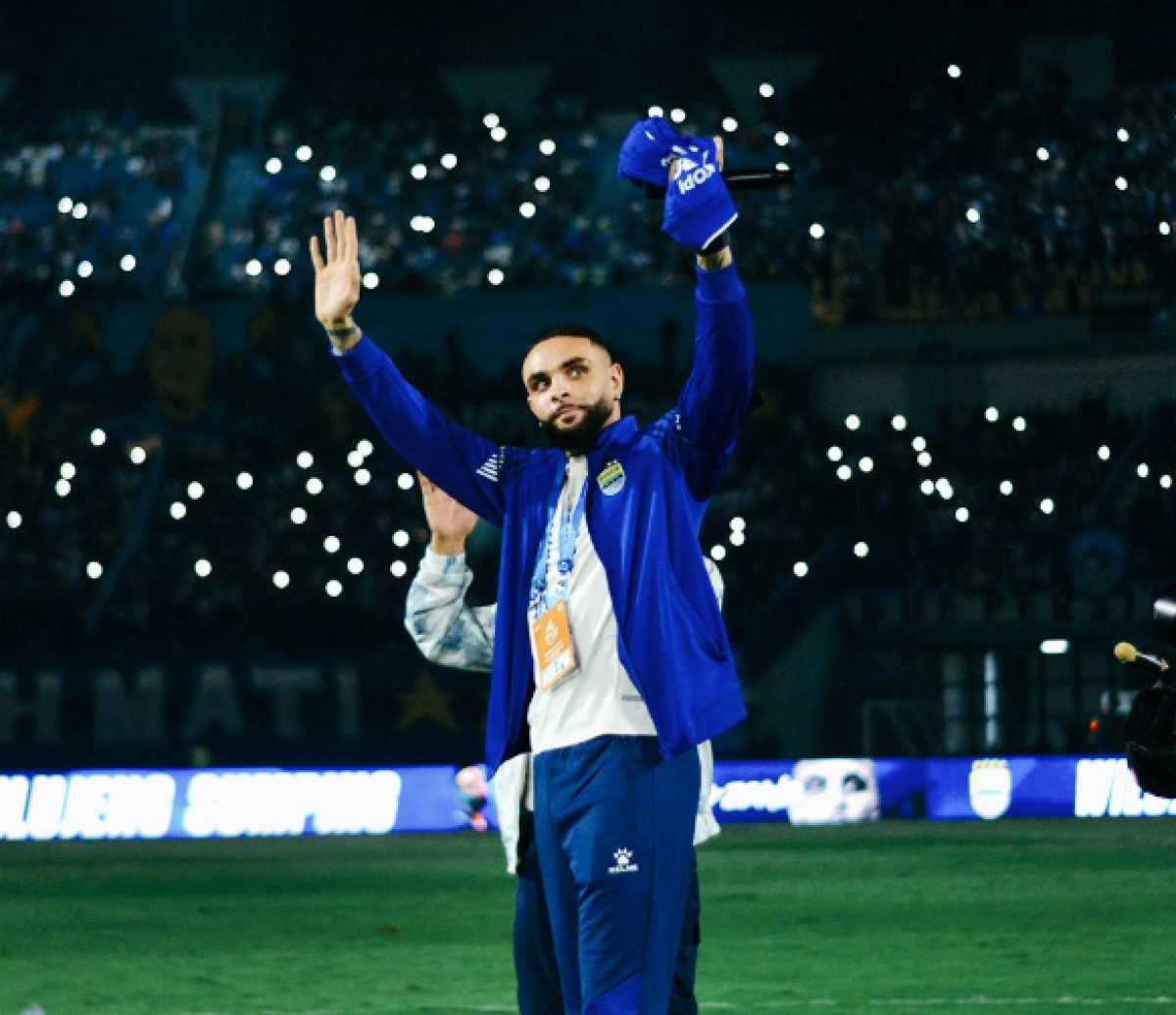 Persib Gebrak Bursa Transfer! Mantan Pamein PSG Layvin Kurzawa Resmi Berseragam Maung Bandung