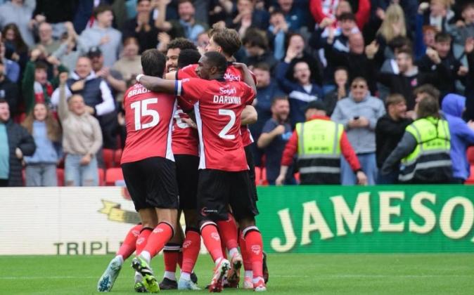Prediksi Skor Lincoln City vs Bradford City: Tuan Rumah On Fire, Tamu Sedang Goyah!