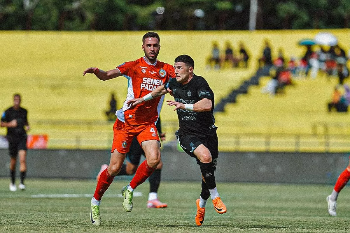Drama Penalti Diego Mauricio Benamkan Persita, Carlos Pena Soroti Kualitas Wasit
