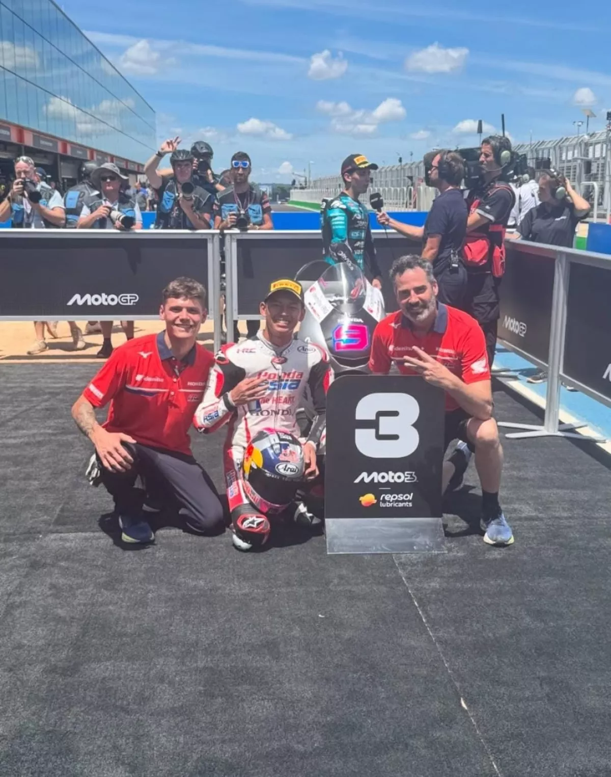 Veda Ega Pratama Pecahkan Sejarah di Moto3 Brasil 2026!