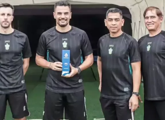Carlos Pena Diganjar Penghargaan Best Coach of The Month oleh PT. LIB 